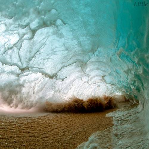 Этот смельчак ныряет в самые большие волны и делает просто потрясающие снимки!