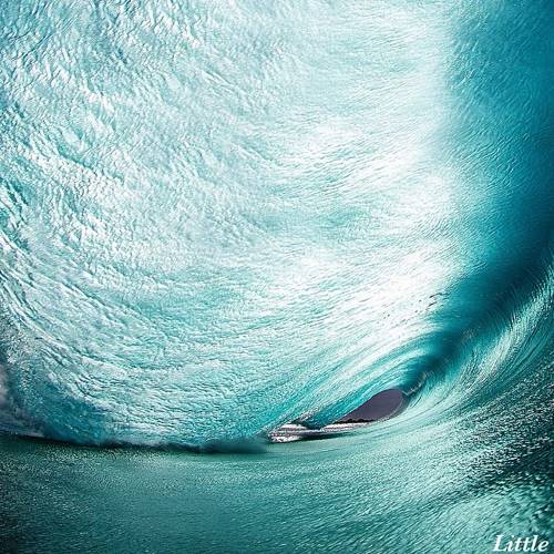 Этот смельчак ныряет в самые большие волны и делает просто потрясающие снимки!