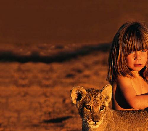 Мать отставила дочь наедине со львом. 20 лет спустя люди восхищаются этими фотографиями!