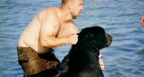 Невероятная история человека, который рискнул своей жизнью ради тонувшего медведя.