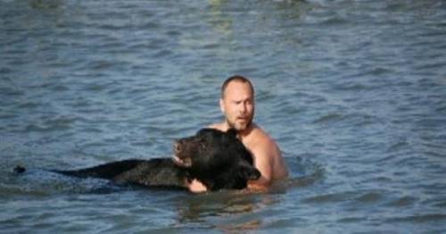 Невероятная история человека, который рискнул своей жизнью ради тонувшего медведя.
