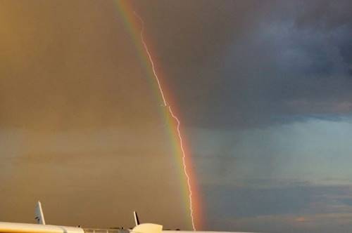 Такие снимки получаются раз на миллион: фотограф захватил молнию, рассекающую радугу.