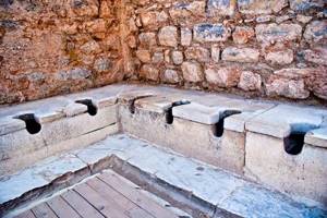 10 шокирующих фактов о туалетах в Древнем Риме.