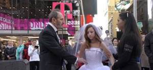 12-летняя невеста и 65-летний жених позировали в центре Нью-Йорка. Реакцию жителей надо видеть…