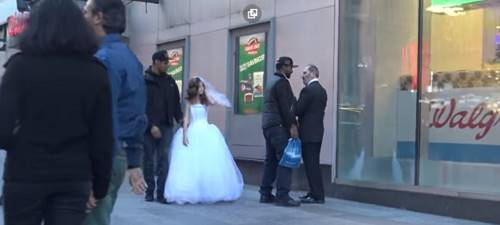 12-летняя невеста и 65-летний жених позировали в центре Нью-Йорка. Реакцию жителей надо видеть…
