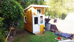 13-летний мальчик построил собственный мини-дом в саду. Ты разинешь рот, когда заглянешь внутрь!
