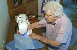 99-летняя старушка шьет платья для нуждающихся в Африке. Этой милосердной женщине возраст не помеха!