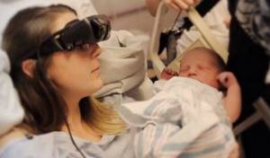 Благодаря этому уникальному изобретению молодая мамочка впервые увидела своего новорожденного малыша...