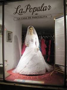 Дочь владельца этого магазина умерла незадолго до свадьбы. Через 9 дней в витрине появился новый манекен...