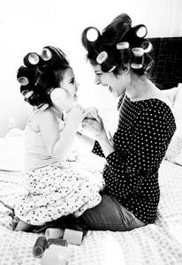 Дочки-матери: 25 очаровательных снимков мам и их малышек.