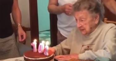 Эта 102-летняя старушка рассмешила весь мир, задув свечи на своем именинном торте!