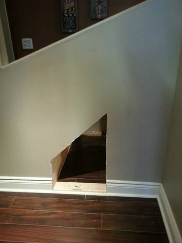 Эта семья решила использовать лишнее пространство под лестницей. Посмотри, до чего они додумались!