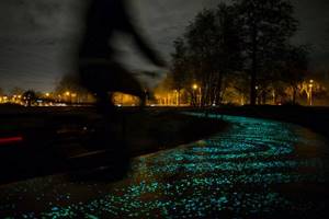 Эта светящаяся велосипедная дорожка напоминает полотна Ван Гога. Восхитительное зрелище!