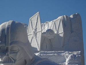 Эти ребята использовали 3500 тонн снега, чтобы создать невероятные скульптуры героев «Звездных войн»...