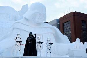 Эти ребята использовали 3500 тонн снега, чтобы создать невероятные скульптуры героев «Звездных войн»...