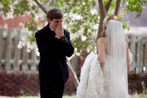 Эти женихи впервые видят своих невест в свадебном платье. Их реакция не подлежит описанию...