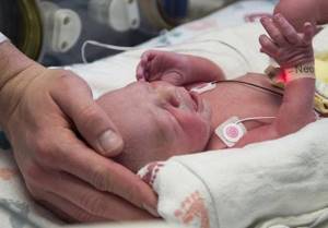 Это первый в мире ребенок, рожденный таким способом. Событие, всколыхнувшее мир медицины!