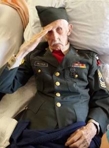 Этот 98-летний дед последний раз одел свою форму на День ветеранов... И покинул мир с честью.