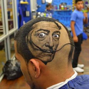 Этот парикмахер превращает шевелюры своих посетителей в фотографии актеров. Очень реалистично!