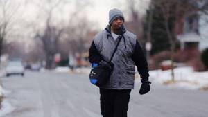Ежедневно этот мужчина преодолевал пешком 34 км на работу и обратно. Но однажды его усердие было вознаграждено...