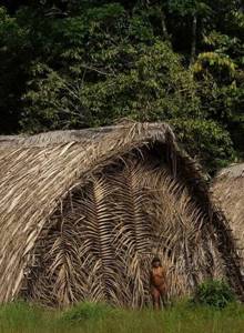Фотограф провел 12 дней вместе с дикарями из амазонского племени. Его кадры шокируют...