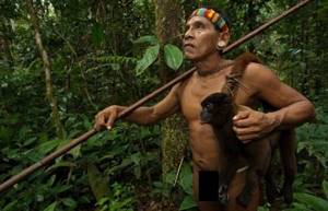 Фотограф провел 12 дней вместе с дикарями из амазонского племени. Его кадры шокируют...