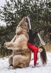 Фотосессия австрийской гимнастки с бурым медведем стала яблоком раздора в Интернете.