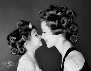 Как две капли воды: 20 трогательных снимков мам и их дочерей. Как же они всё-таки похожи!