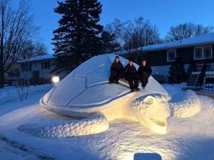 Каждый год эти 3 брата во дворе своего дома создают огромные снежные скульптуры...