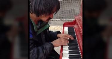 Когда этот бездомный подошел к пианино, никто не ожидал от него ТАКОГО. Его игра - это потрясающе!