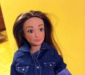 Кукла Барби с телом обычной 19-летней девушки. Только вот внешность ее далека от идеала красоты...