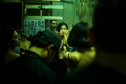 Кунсткамера разврата: 35 шокирующих кадров о том, что творится за кулисами ночных клубов Китая.