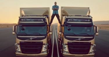 Легендарный Жан-Клод Ван Дамм исполнил невероятный трюк на движущихся грузовиках. И это не фейк!