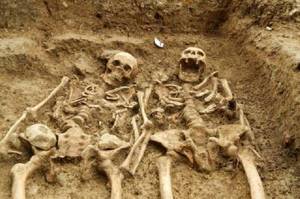 Любовь, для которой и жизни мало: невероятно, но эта пара держится за руки еще с 14-го столетия.
