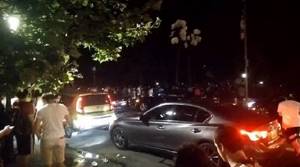 Люди бросили свои машины и побежали в парк, чтобы поймать ЭТО. Их тысячи!