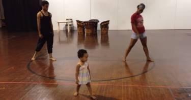 Маленькая девочка дает урок хореографии взрослым... Просто умора, это лучший учитель танцев!