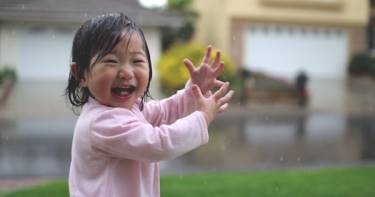 Малышка впервые видит дождь. Такой реакции никто не ожидал!