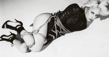 На грани БДСМ и эротики: Леди Гага снялась в очередной провокационной фотосессии.