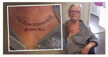 «Не реанимировать!» 91-летняя бабуля набила последнюю волю на груди.