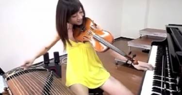 Невероятно, эта хрупкая девушка играет на трех инструментах ОДНОВРЕМЕННО... Очень впечатляет!