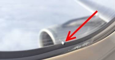 Ни за что не догадаешься, ЗАЧЕМ в иллюминаторах самолета нужна маленькая дырочка!