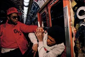 Обратная сторона Большого Яблока. Кричащая атмосфера нью-йоркского метро 80-х в объективе американского фотографа.