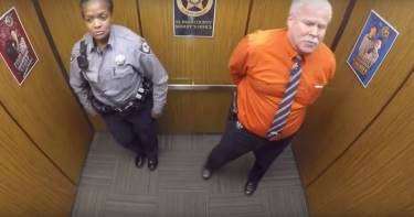 Офицер полиции остался наедине со своей сотрудницей в лифте. Спустя пару минут они стали звездами Сети...
