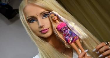 Она посвятила всю свою жизнь превращению в живую куклу Барби!