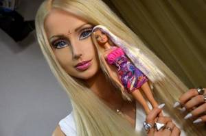 Она посвятила всю свою жизнь превращению в живую куклу Барби!