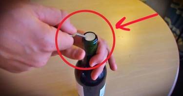 Опять под рукой нет штопора? Самый действенный способ откупоривания вина с помощью обычного ключа.