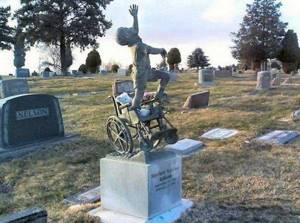 Отец сделал сыну необычный надгробный памятник. Удивительное воплощение горя в искусстве!
