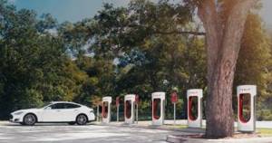 Революция в автоиндустрии! Компания Tesla строит сеть бесплатных заправок для своих электромобилей.
