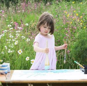 Страшная болезнь помогла раскрыть ее талант: 5-летняя девочка-аутист рисует ошеломляющие картины.