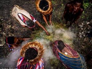 Таинственное племя до сих пор живет по первобытным законам. Глаза на лоб лезут от их традиций!